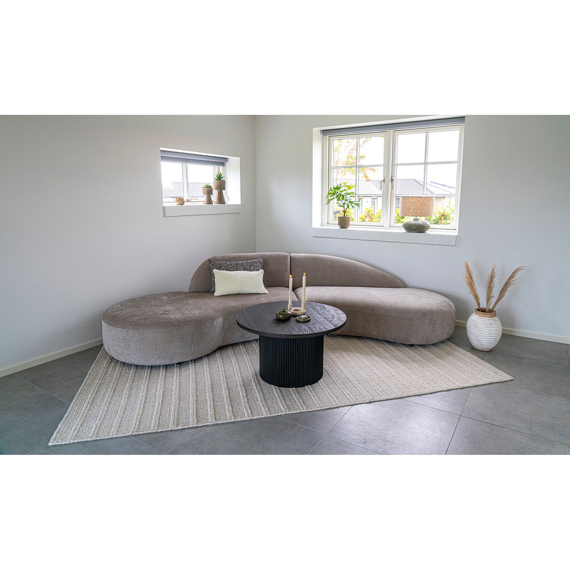 Table basse Boavista noire en situation salon canapé gris bougies