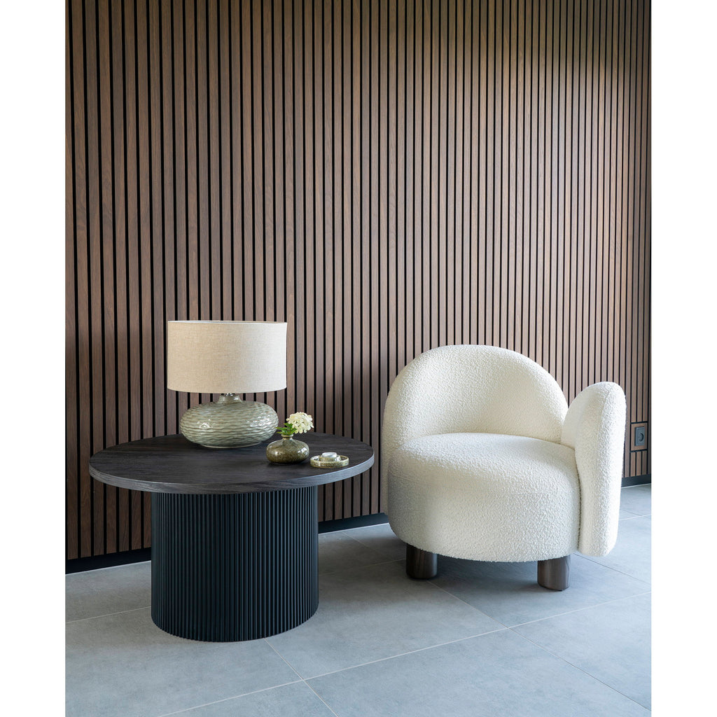 Table basse Boavista brun foncé en situation salon fauteuil bouclé blanc