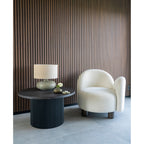 Table basse Boavista brun foncé en situation salon fauteuil bouclé blanc