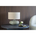 Table basse Boavista brun foncé détail plateau lampe verre vase