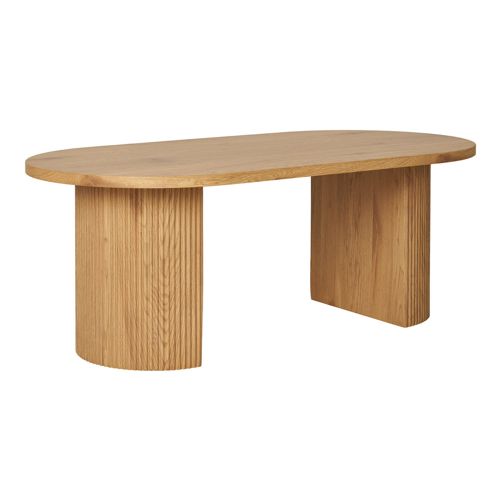 Table basse Boavista chêne naturel colonnes cannelées vue trois quarts fond blanc
