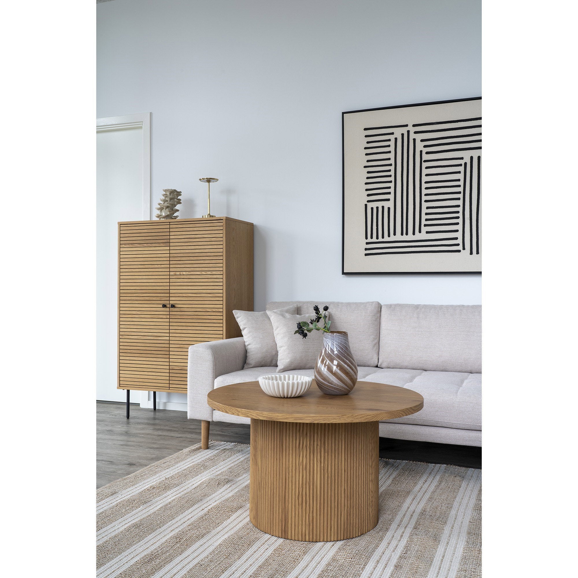 Table basse Boavista chêne naturel en situation salon canapé beige