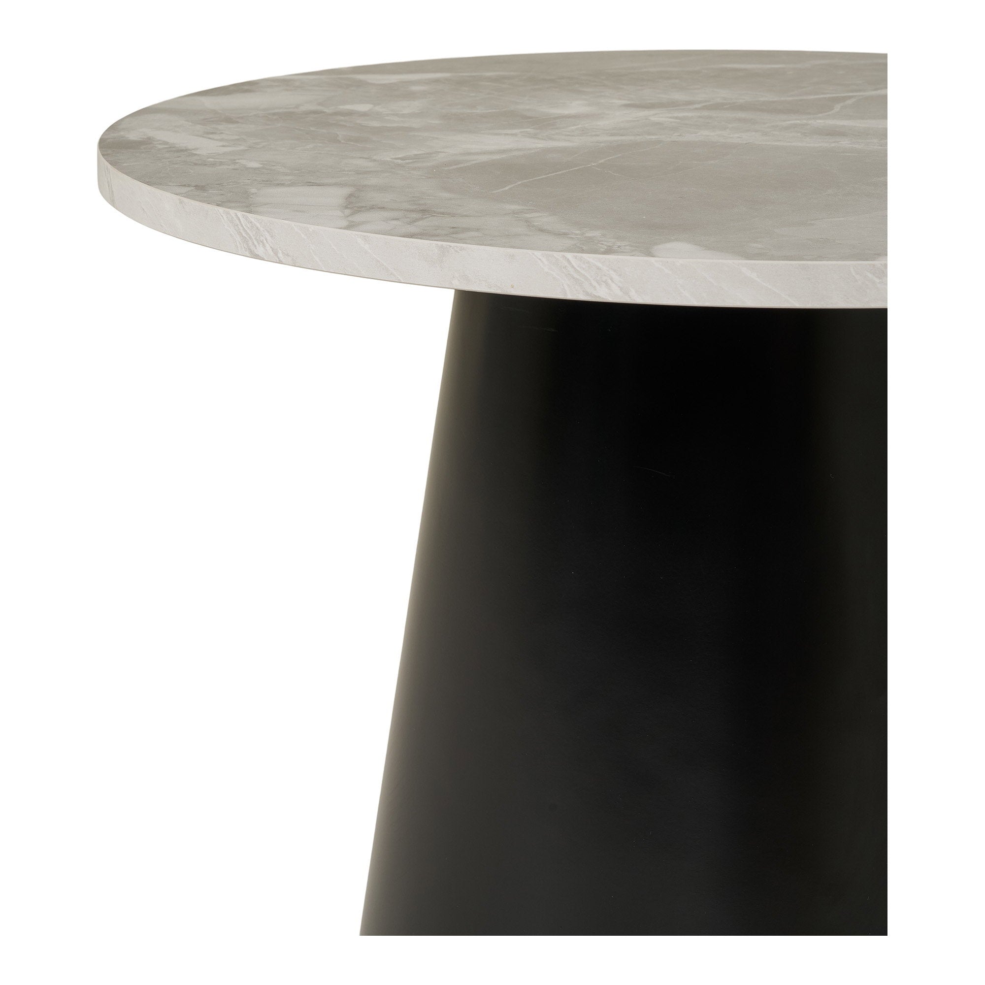 Détail jonction plateau marbre gris et piédestal conique noir table basse Brito