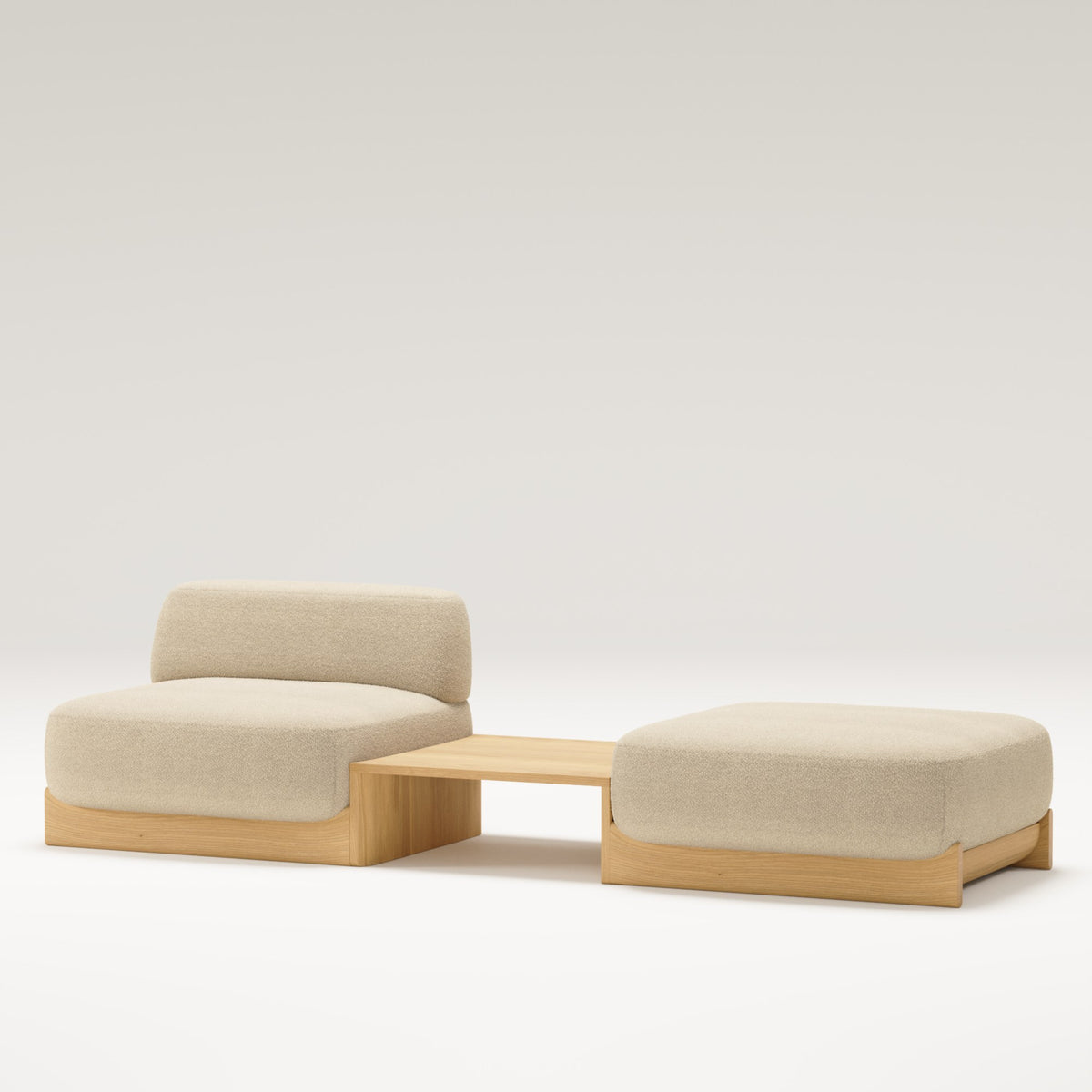 Table basse centrale Dome en chêne naturel entre une chauffeuse et un pouf Dome