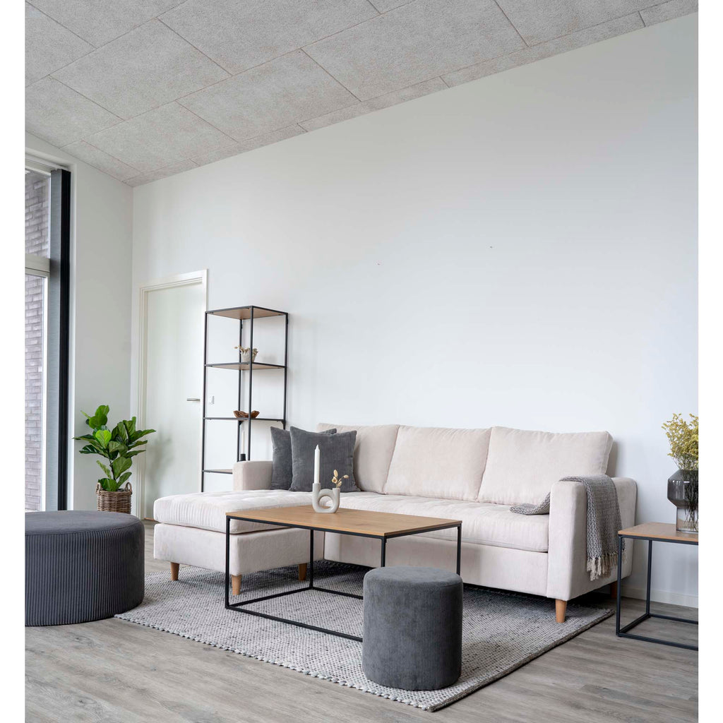Table basse Vita chêne noir ambiance salon canapé crème poufs gris et étagère métal