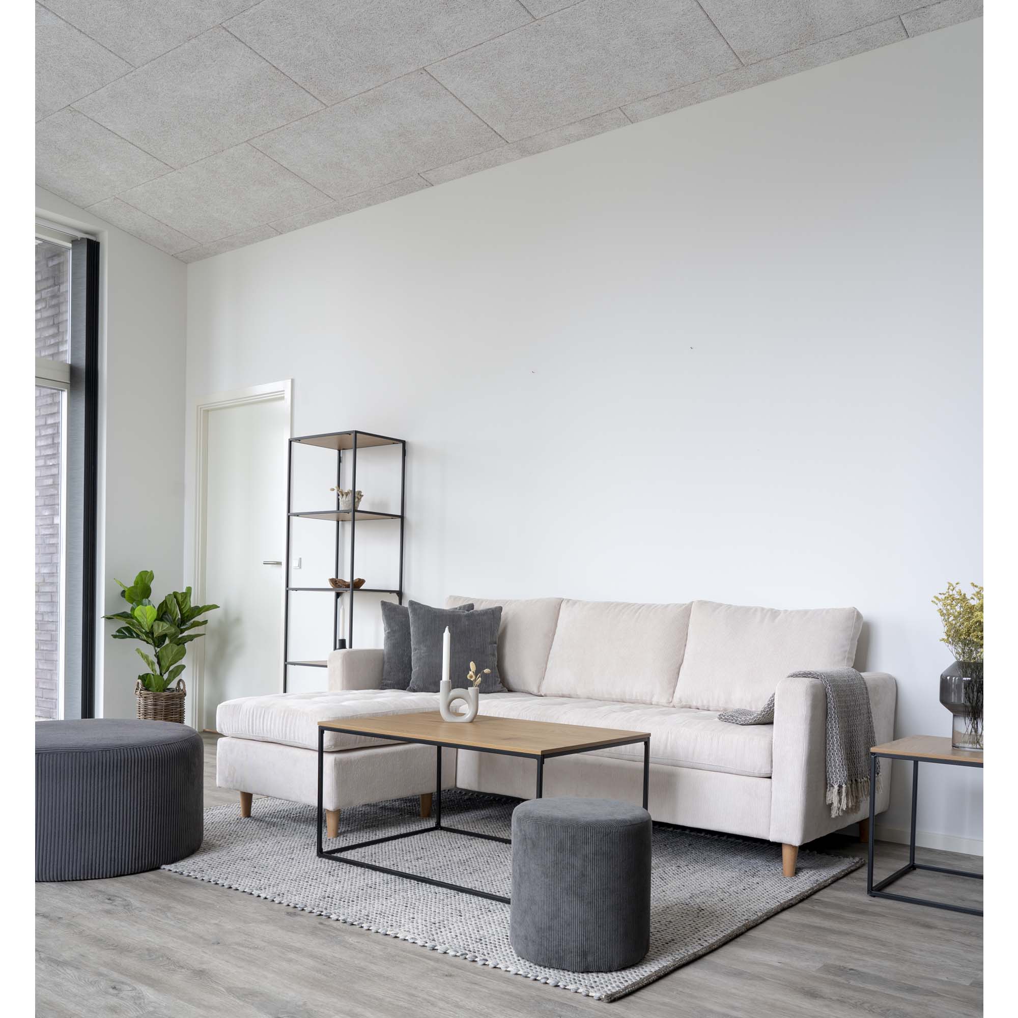 Table basse Vita chêne noir ambiance salon canapé crème poufs gris et étagère métal