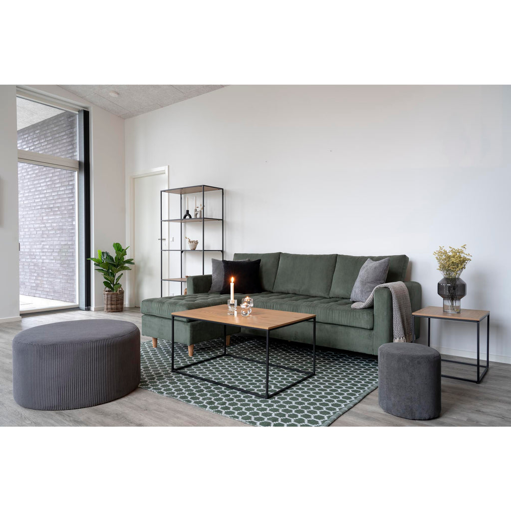 Table basse Vita chêne naturel cadre noir 90x60 cm salon canapé velours vert poufs gris