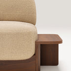 Table d'angle Dome en noyer foncé accolée à une assise de canapé