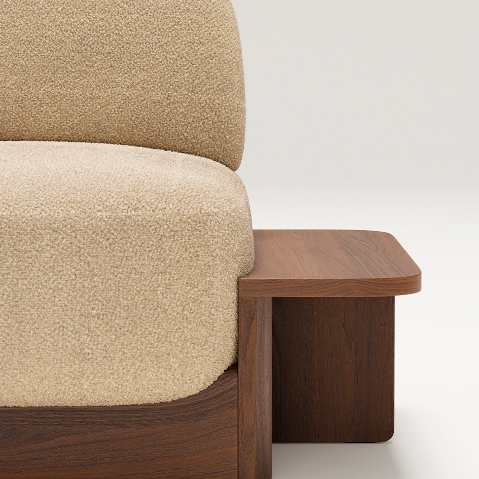 Table d'angle Dome en noyer foncé accolée à une assise de canapé
