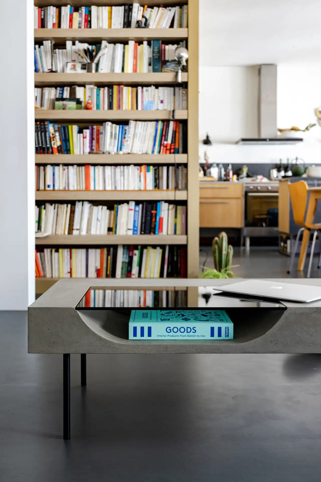 Table basse en béton Curb gris naturel en situation