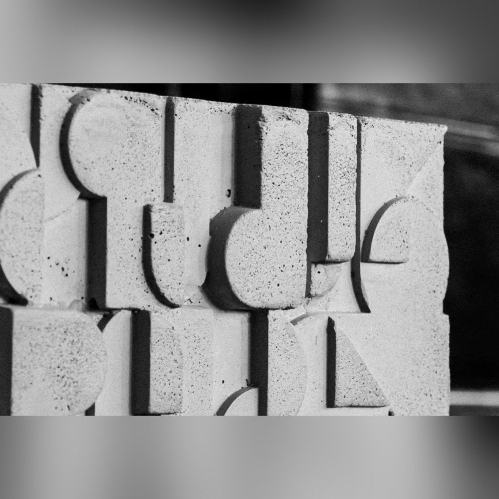 Macro de la frise en bas-relief de la table basse Curb avec ses formes géométriques et leurs ombres