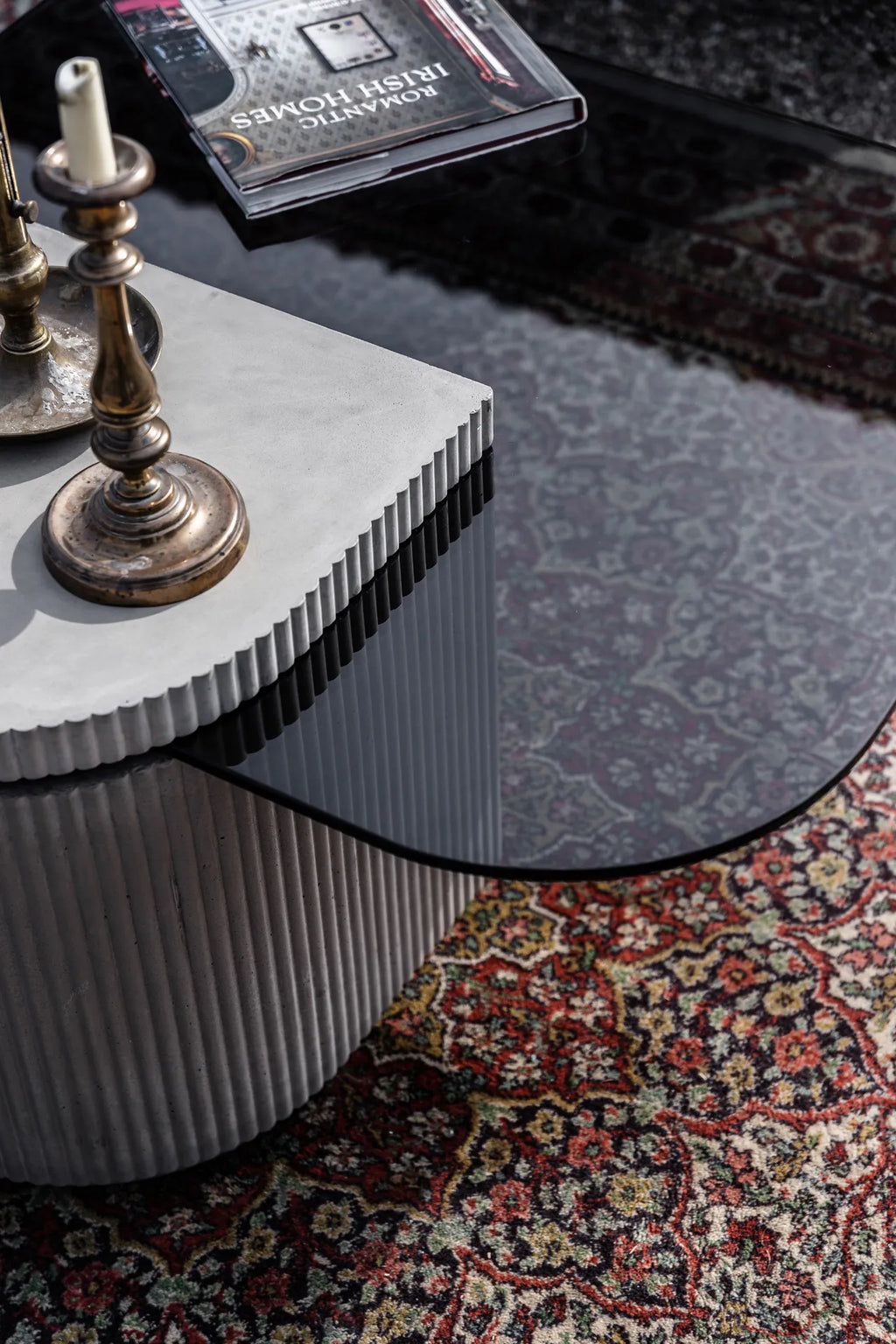 Table basse en béton Strut carrée gris en situation