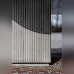 Cannelures du piètement en béton gris naturel de la table basse Strut carrée sous une lumière rasante