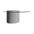 Table basse Strut carrée en béton cannelé gris naturel et plateau en verre gris sombre à un angle arrondi sur fond blanc