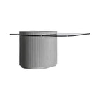 Table basse Strut carrée en béton cannelé gris naturel et plateau en verre gris sombre à un angle arrondi sur fond blanc