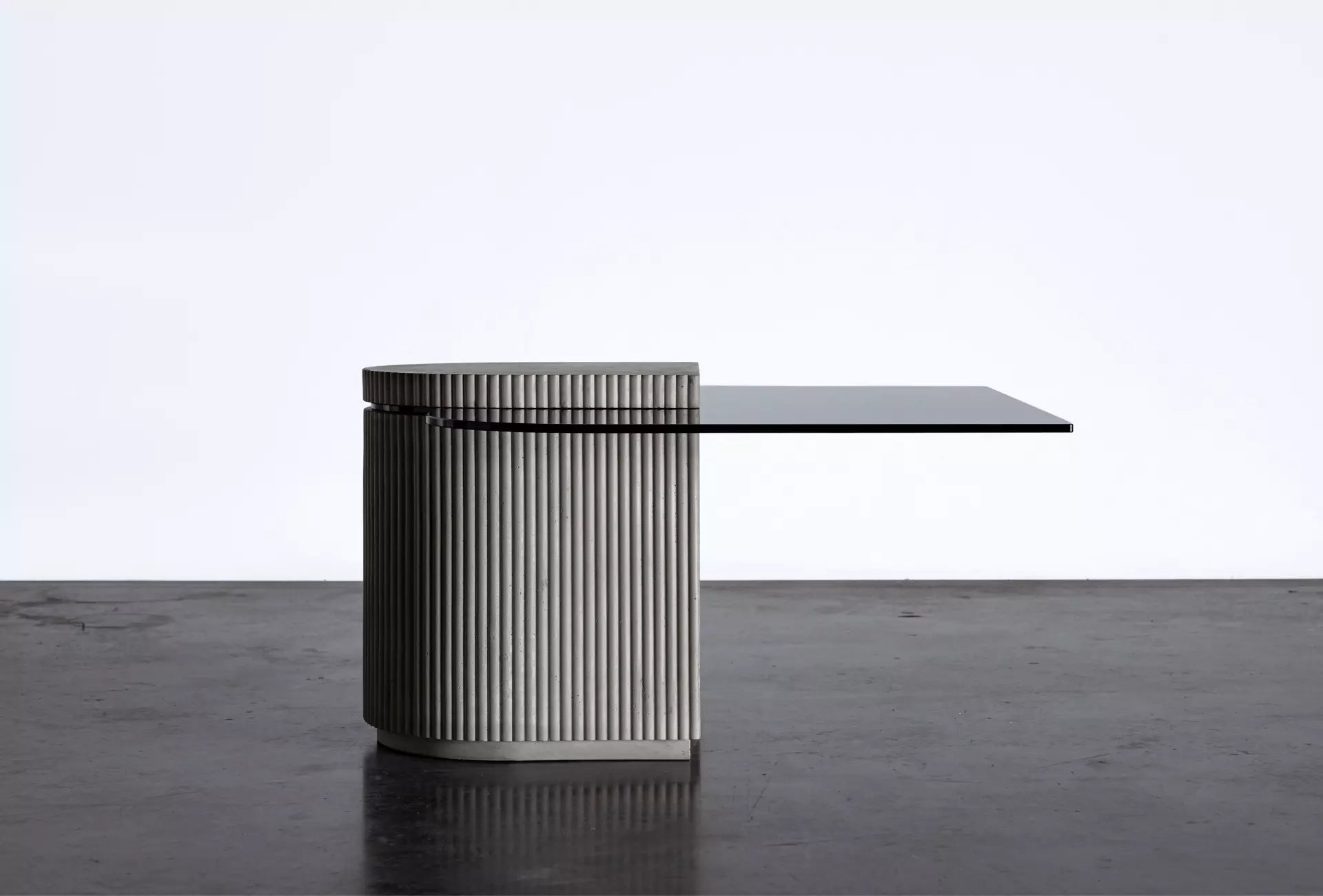 Table basse en béton Strut carrée gris vue 2