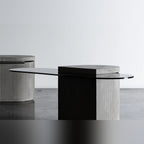 Table basse Strut oblongue au premier plan avec son plateau en verre teinté et une autre table Strut en arrière-plan