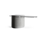 Table basse Strut oblongue sur fond blanc avec son plateau en verre teinté largement déporté