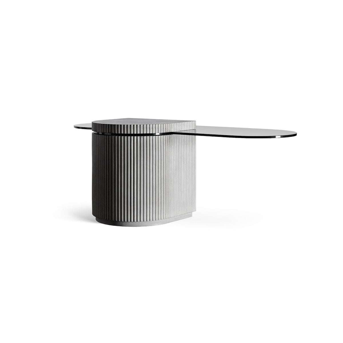Table basse Strut oblongue sur fond blanc avec son plateau en verre teinté largement déporté
