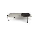 Table basse Twist en béton gris sur pieds noirs avec son plateau rond perforé au-dessus d'une extrémité