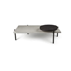 Table basse Twist en béton gris sur pieds noirs avec son plateau rond perforé au-dessus d'une extrémité