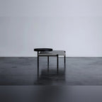 Table basse Twist vue par le petit côté avec le plateau rond sorti sur le côté