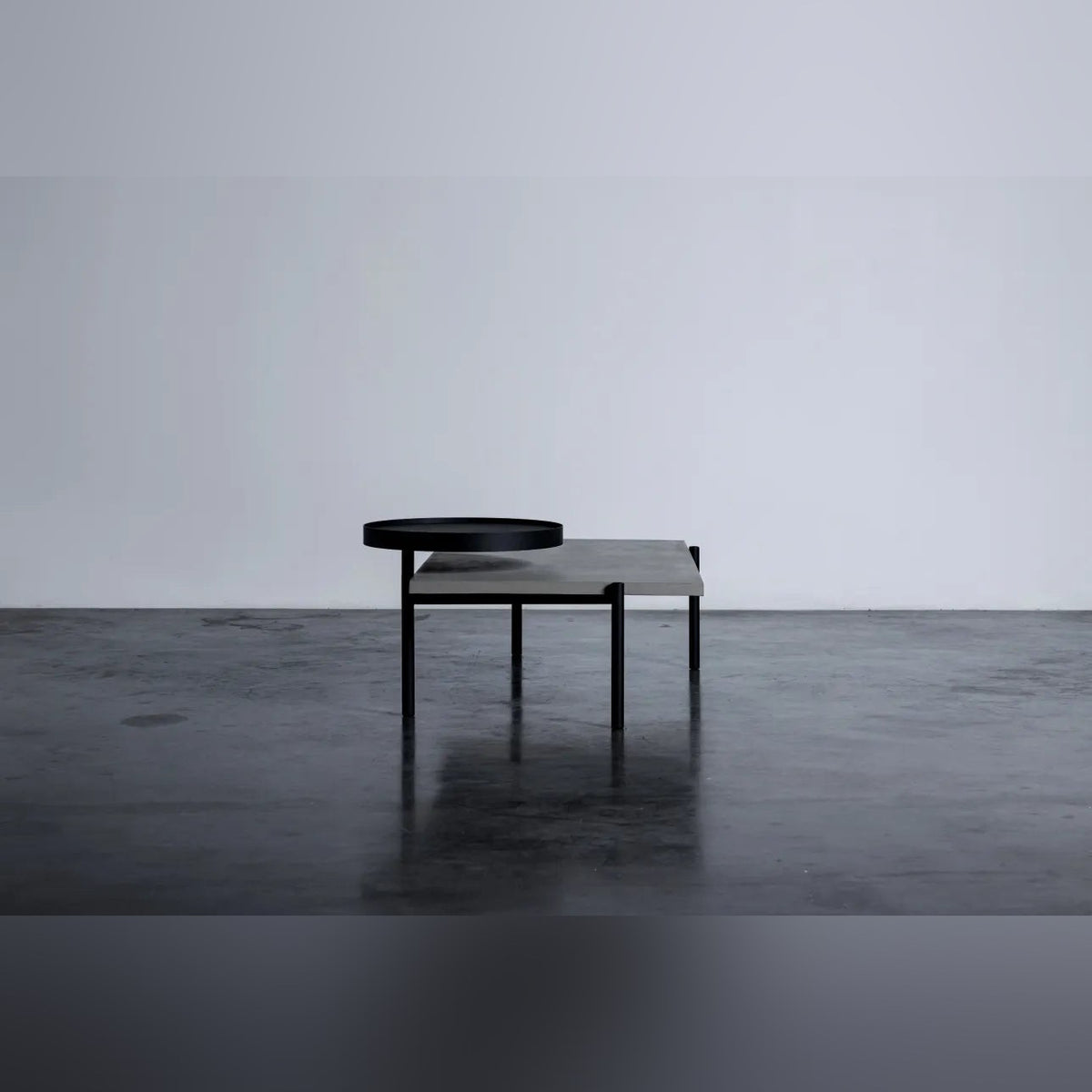 Table basse Twist vue par le petit côté avec le plateau rond sorti sur le côté