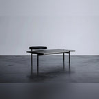 Table basse Twist dans un studio avec le plateau pivotant tourné vers l'extérieur de la table