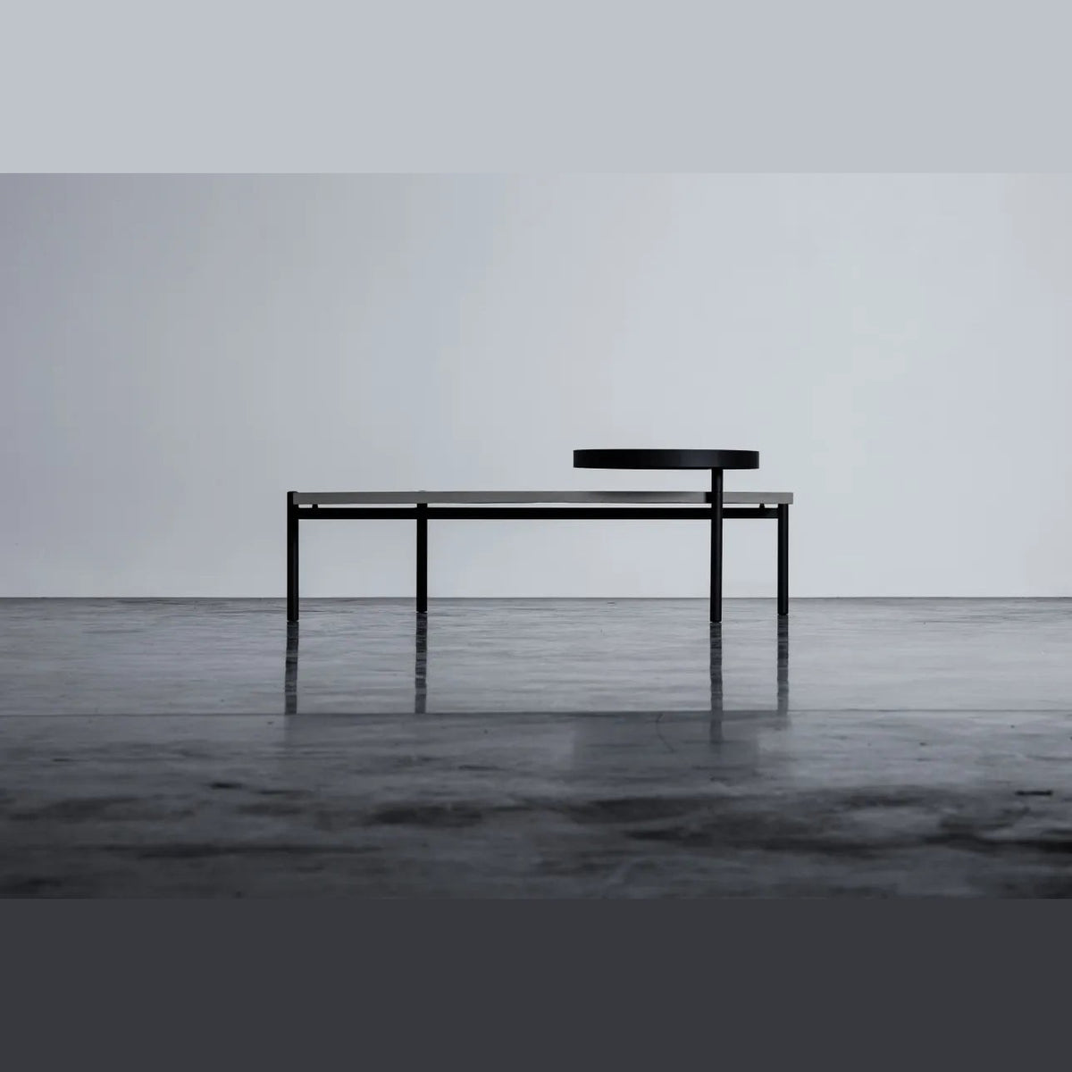 Table basse en béton Twist noir en situation 2