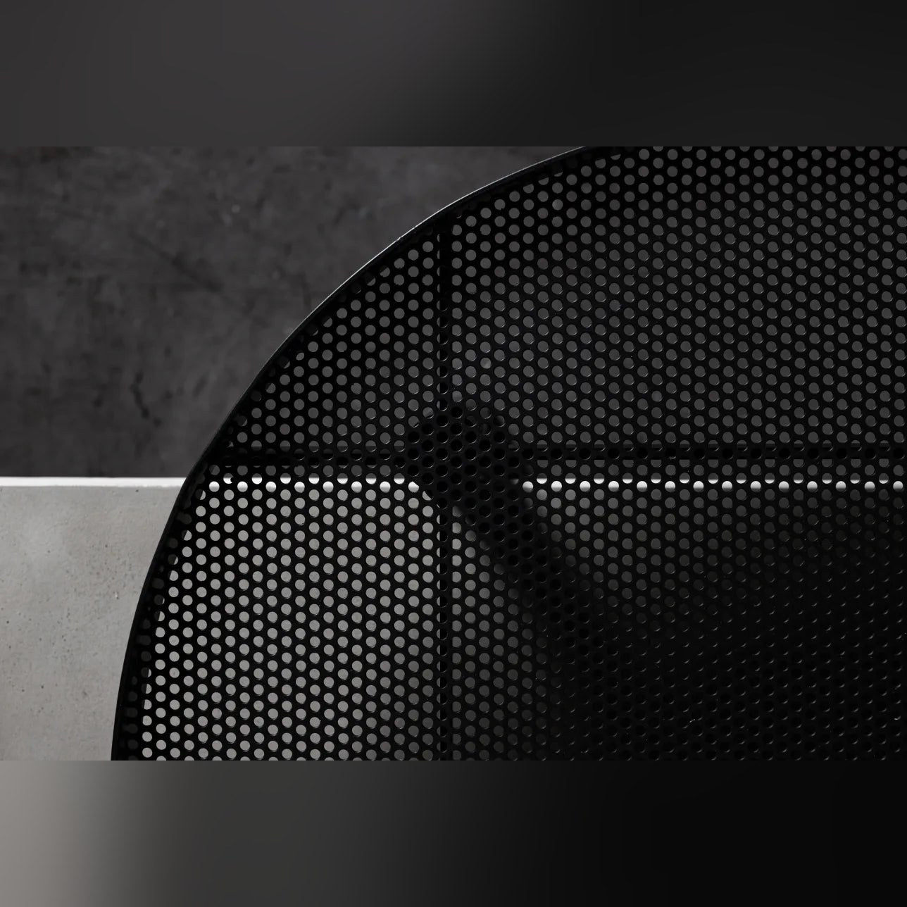 Table basse en béton Twist noir en situation 3