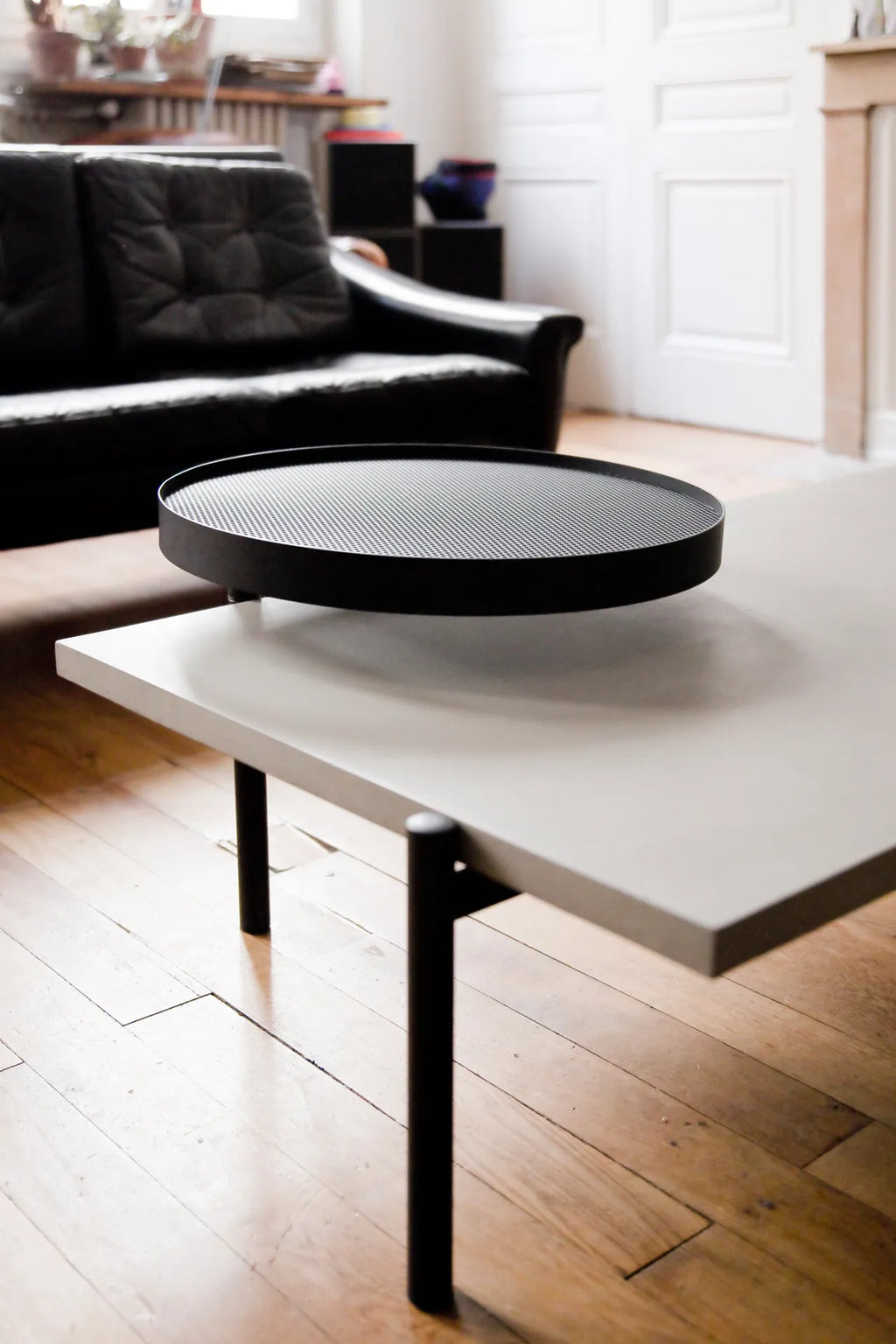 Table basse en béton Twist noir en situation