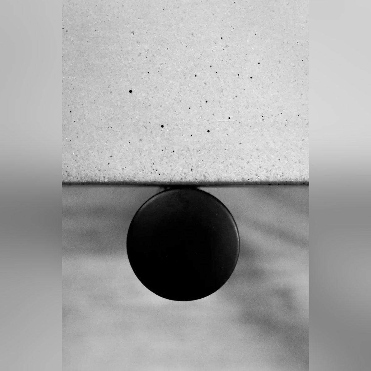 Table basse en béton Twist noir en situation 6