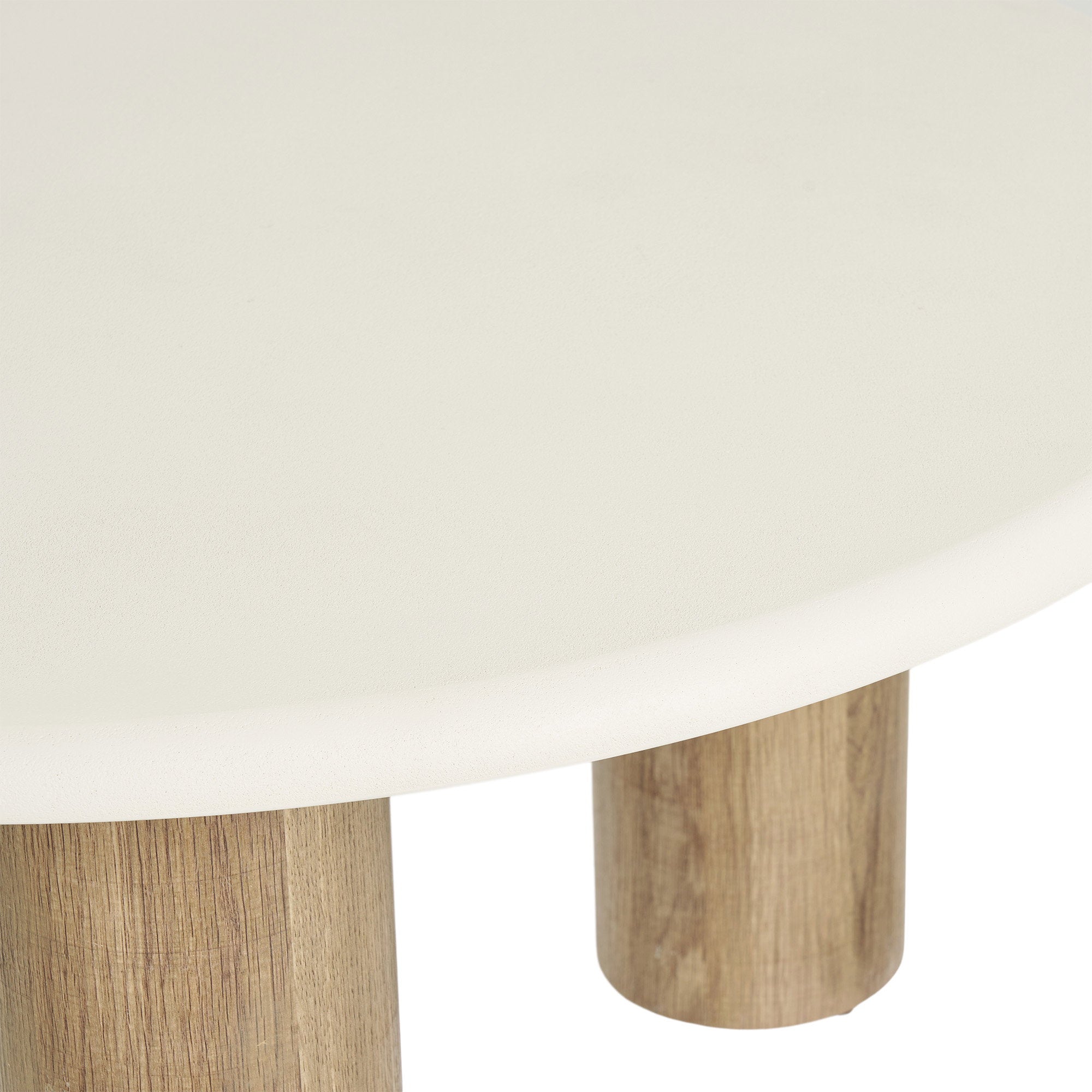 Table basse Fondi plateau clair 3 pieds décor bois 80 cm en situation