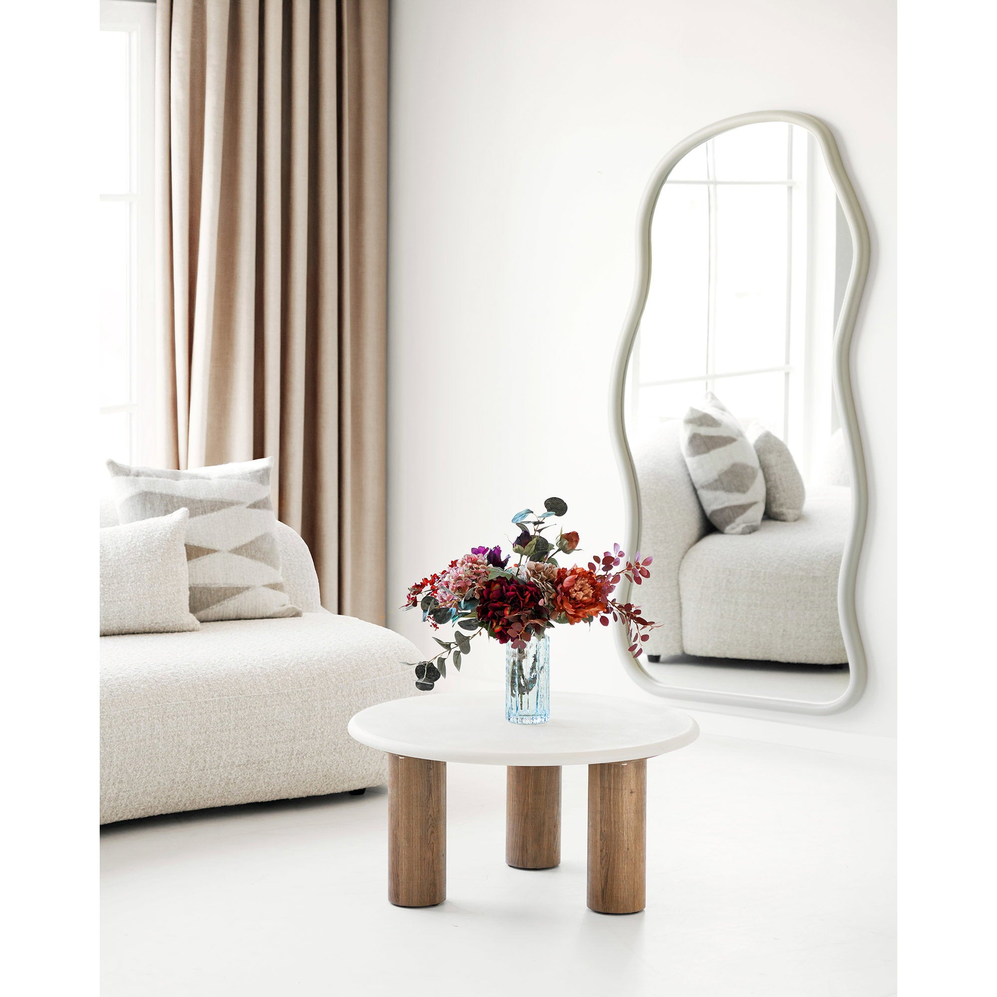 Table basse Fondi plateau clair 3 pieds décor bois 80 cm en situation