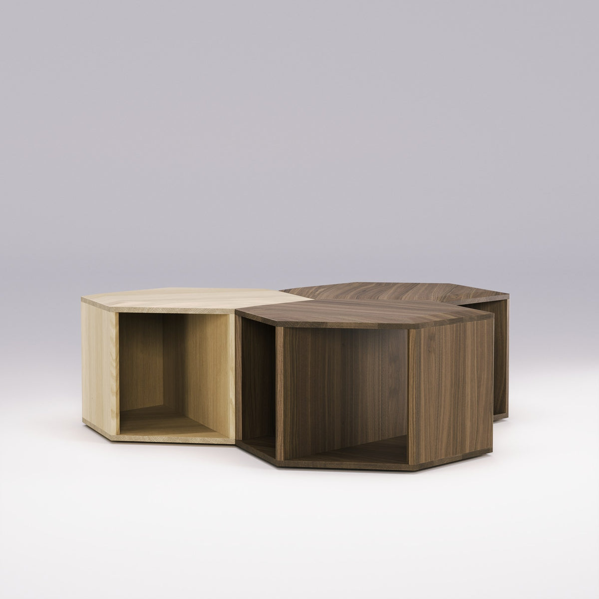 Trois tables basses Hexa, une en chêne naturel et deux en noyer foncé, assemblées par leurs pans