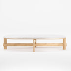 Table basse ovale Kaya Chêne naturel à plateau de marbre clair vue de face