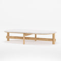 Table basse ovale Kaya Chêne naturel à plateau de marbre clair vue de trois quarts