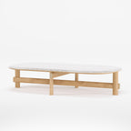 Table basse ovale Kaya Chêne naturel à plateau de marbre clair vue de trois quarts