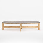 Table basse ovale Kaya Chêne naturel à plateau de marbre sombre vue de face