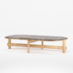 Table basse ovale Kaya Chêne naturel à plateau de marbre sombre vue de trois quarts