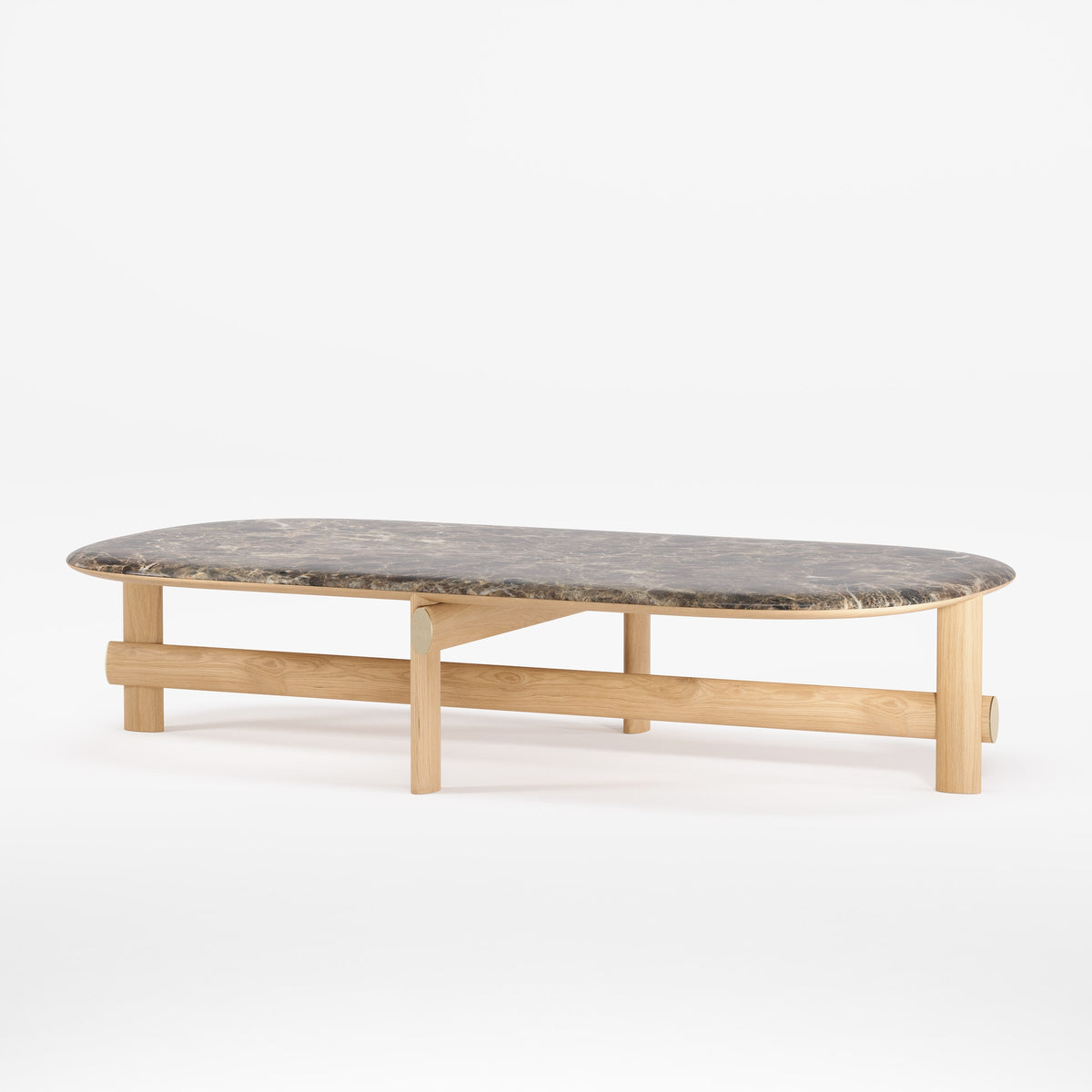 Table basse ovale Kaya Chêne naturel à plateau de marbre sombre vue de trois quarts