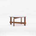 Table basse ronde Kaya Noyer foncé à plateau de marbre clair vue de trois quarts