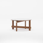 Table basse ronde Kaya Noyer foncé à plateau de marbre clair vue de trois quarts