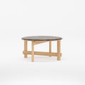 Table basse ronde Kaya en chêne naturel à plateau de marbre brun vue de trois quarts