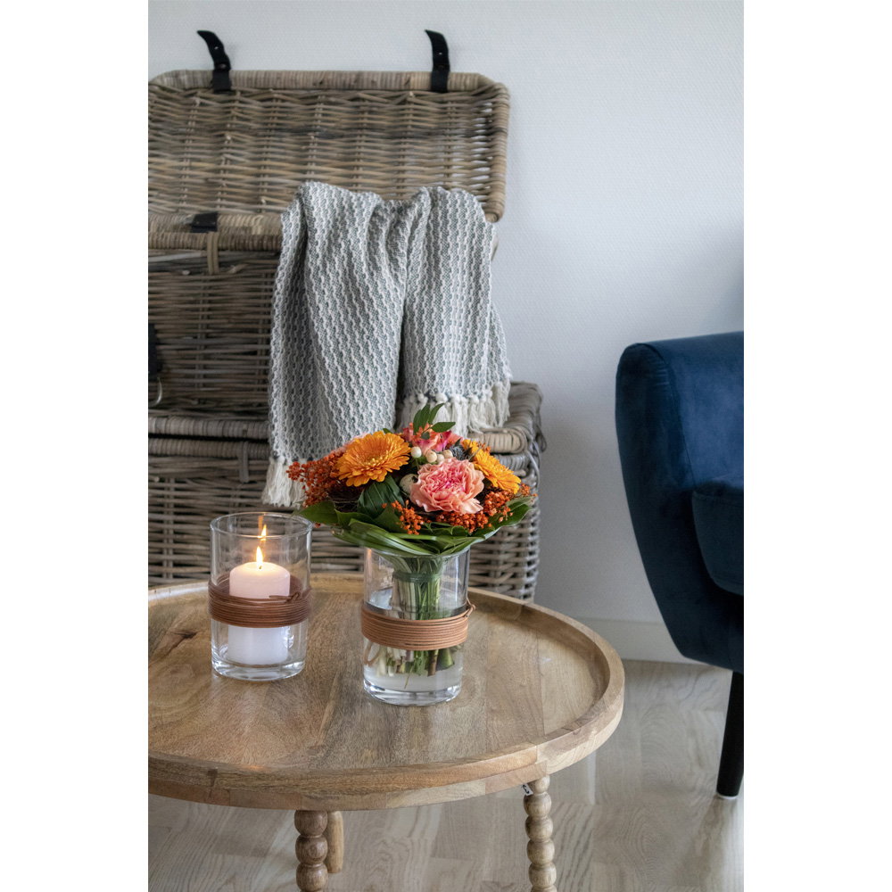 Détail plateau table basse Jammu manguier naturel rebord avec bougie et fleurs