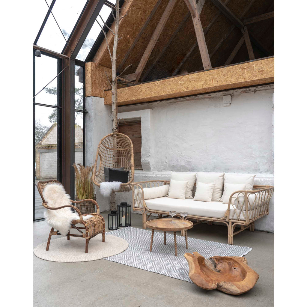 Table basse Jammu manguier naturel ambiance loft avec salon rotin et verrière
