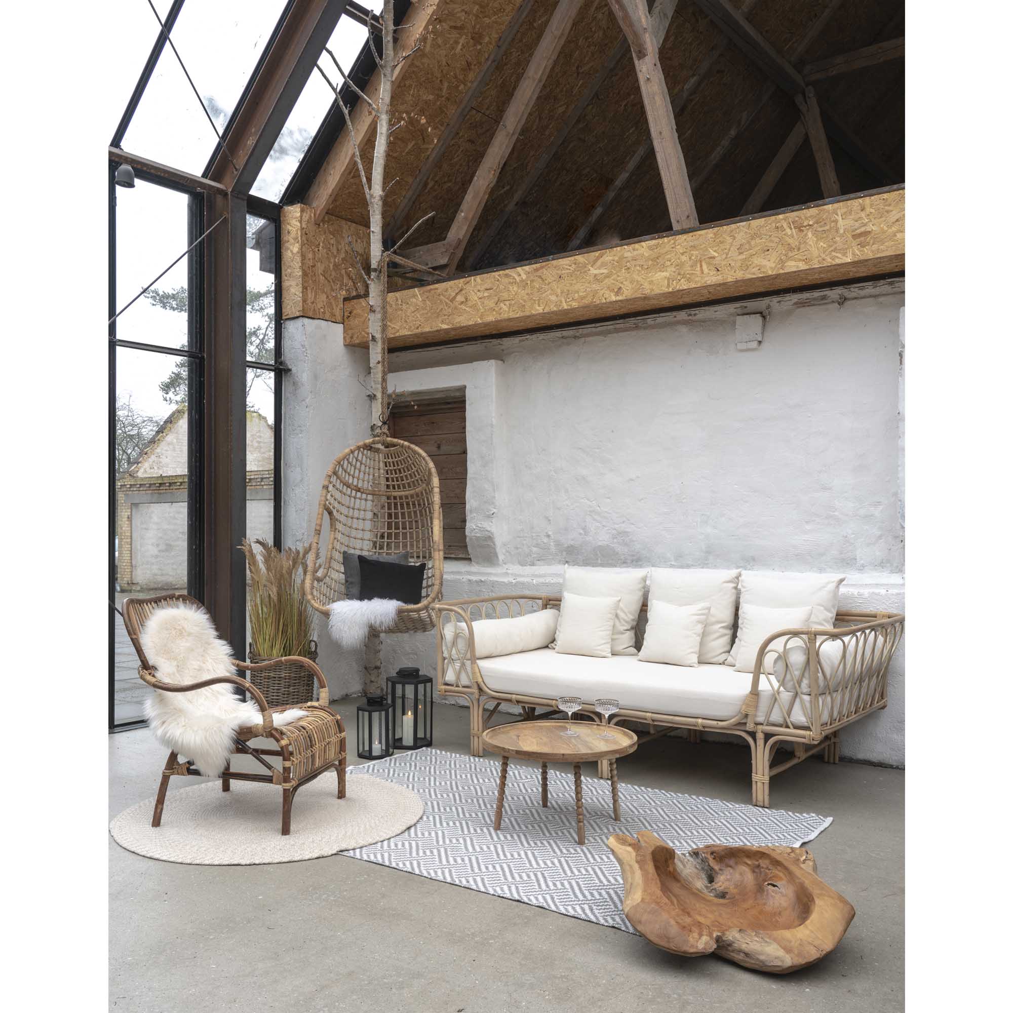 Table basse Jammu manguier naturel ambiance loft avec salon rotin et verrière