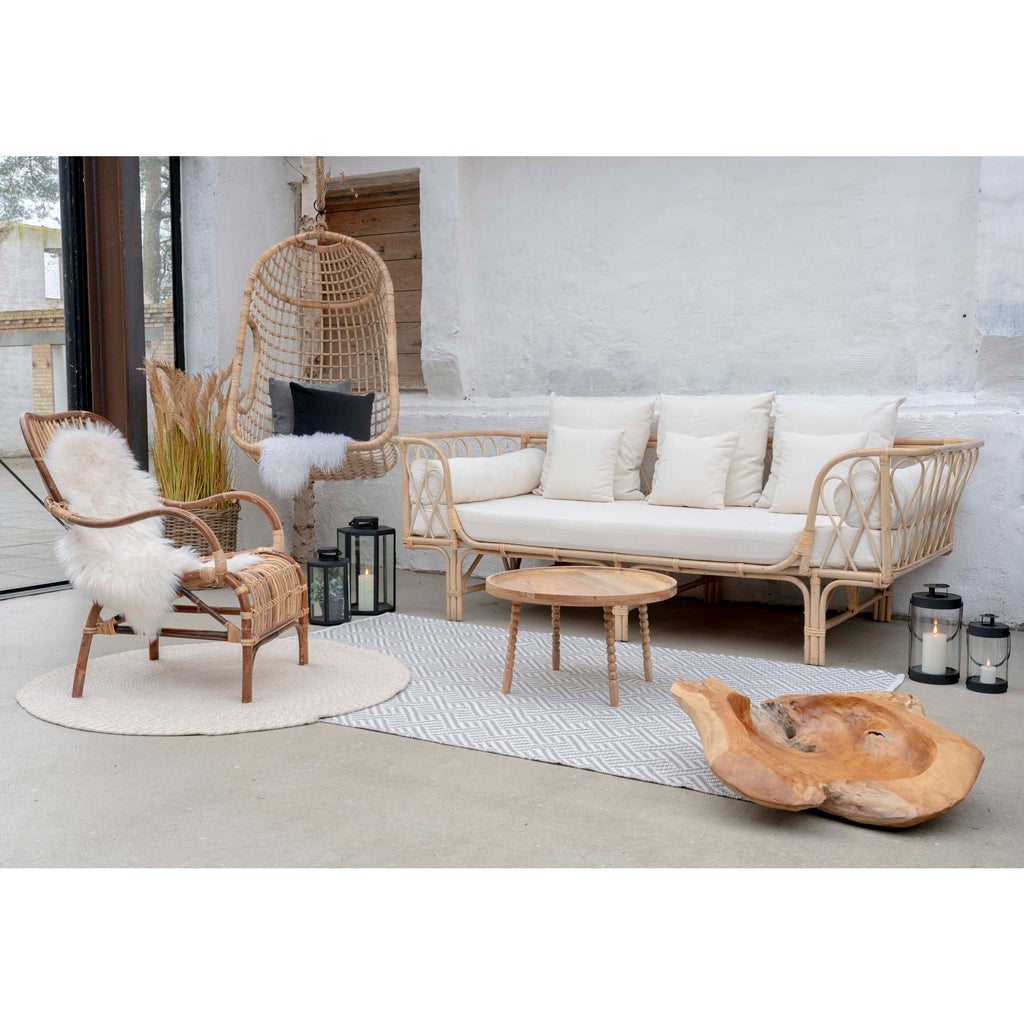 Table basse Jammu manguier naturel pieds bobines ambiance salon rotin et sofa blanc