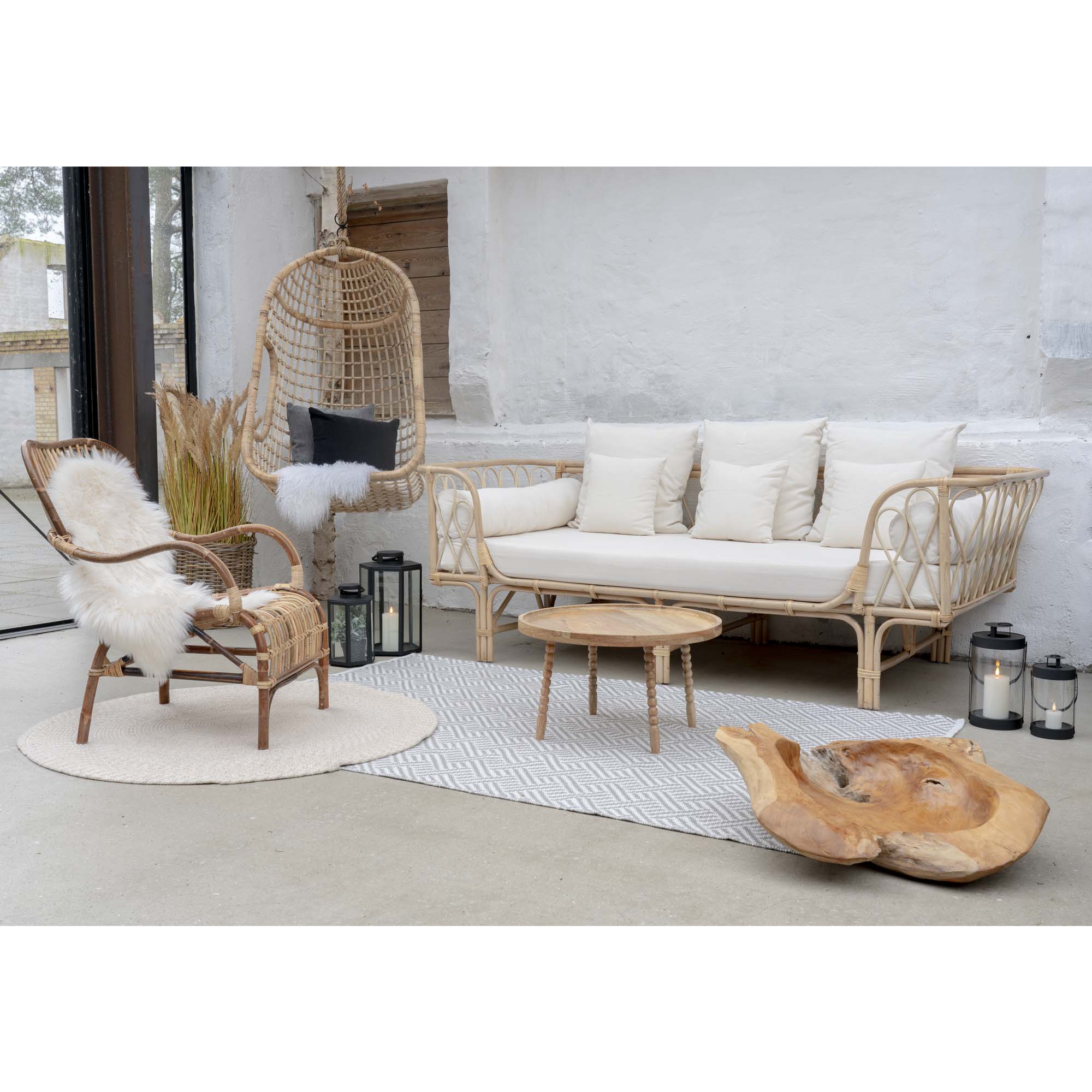 Table basse Jammu manguier naturel pieds bobines ambiance salon rotin et sofa blanc