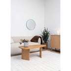 Table basse Melo chêne naturel salon canapé blanc bouclé tapis blanc ambiance nordique